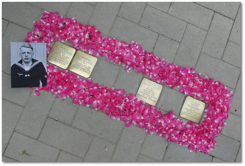 Stolpersteine fr schwule Mnner: Vier Stolpersteine vor einem Haus in Bochum